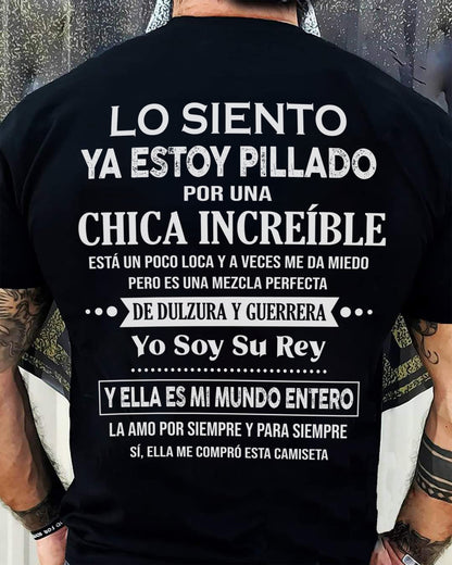 CAMISETA GRACIOSA ESTOY PILLADO POR UNA MUJER INCREÍBLE – EL JUBILADO MÁS SEXY DE LA ZONA - REGALO DE CUMPLEAÑOS PARA HOMBRES / MUJERES - NTTD00sp (SKU04-112-00)