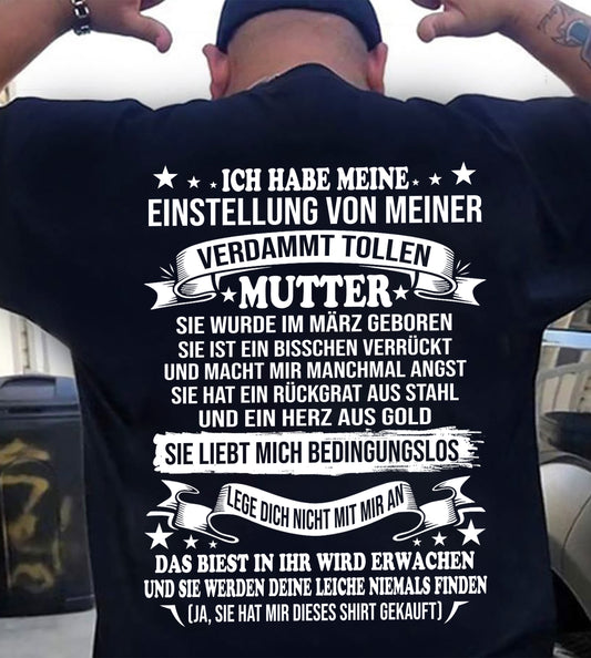 MÄRZ - ICH HABE MEINE EINSTELLUNG VON MEINER VERDAMMT GROßARTIGEN MAMA – GESCHENK VON MAMA - NTTD03 (SKU2605-370-03)