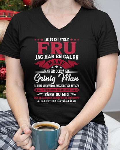 PERFEKT PRESENT – ROLIG T-SHIRT FÖR MIN LYCKLIGA FRU FRÅN HENNES MAKE - NTTD00swd (SKU10-157)
