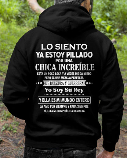 CAMISETA GRACIOSA ESTOY PILLADO POR UNA MUJER INCREÍBLE – EL JUBILADO MÁS SEXY DE LA ZONA - REGALO DE CUMPLEAÑOS PARA HOMBRES / MUJERES - NTTD00sp (SKU04-112-00)